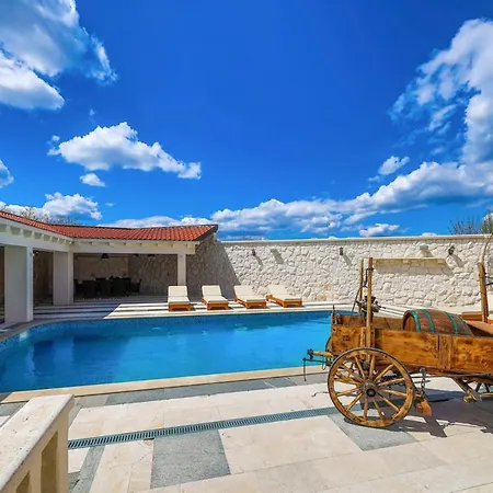 Vranjic Sleeps 8 With Pool Air Con And Wifi فيلة سبليت