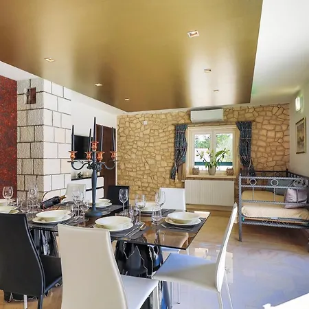 Vranjic Sleeps 8 With Pool Air Con And Wifi Villa